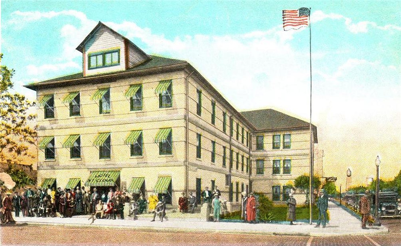 The St. Cloud Hotel on an early 1900s postcard